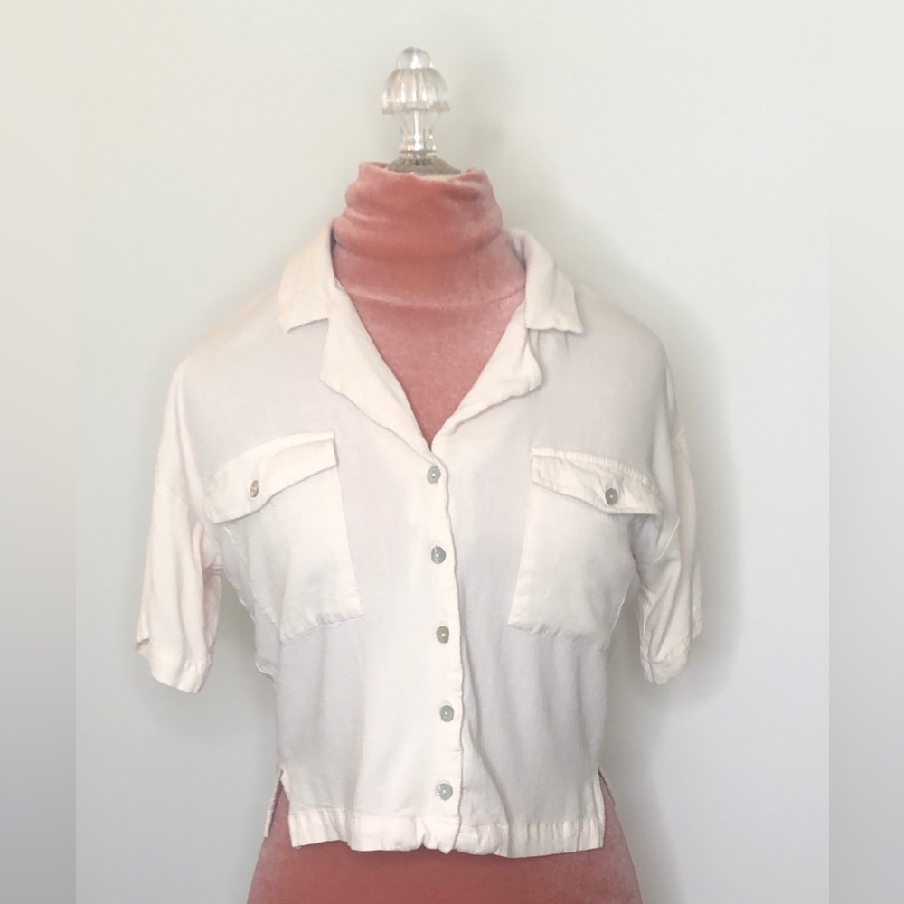 Forever 21 Short Sleeve collared button down crop top Cream Size S